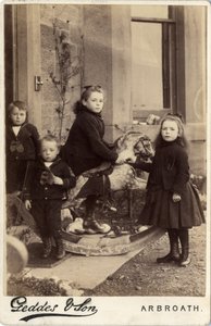 Groupe de jeunes enfants et leur cheval à bascule - Scottish Photographer