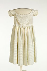 Robe de baptême pour garçons avec broderie Ayrshire sur le devant et les manches, c.1850