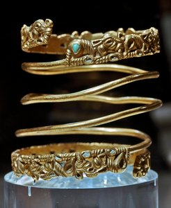 Bracelet en or et turquoise de la tribu des Sarmates, 2e siècle av. J.-C. - 3e siècle ap. J.-C. Saint-Pétersbourg, Musée de l