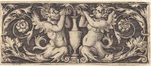 Ornement avec tritons soufflant des cors
