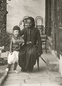 Kawass arabe (garde ottoman) avec un jeune garçon dans le jardin d