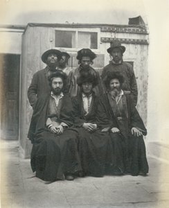 Groupe de 7 Juifs polonais dans la cour de l