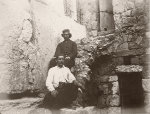 Deux hommes assis à côté du linteau de la Porte de Barclay dans le Mur Occidental du Mont du Temple, Jérusalem, 1866