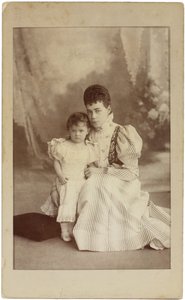 Grande-Duchesse Xenia Alexandrovna de Russie avec sa fille Irina, vers 1882