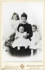 Grande Duchesse Xenia Alexandrovna de Russie avec les enfants Irina Alexandrovna, Andrei..., 1903 - Sergei Lvovich Levitsky