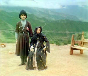 Types du Daghestan – un homme avec des médailles et un poignard et une femme en robe noire, Empire russe, entre 1905 et 1915