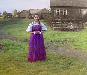 Fille avec des fraises sur une assiette, Empire russe, de 