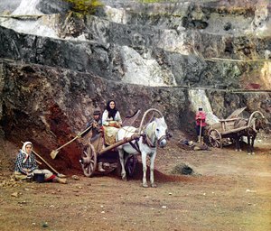 Travail à la mine de Bakalskii : une famille, avec des pelles et des charrettes tirées par des chevaux, travaillant aux mines de fer dans les collines de Bakaly, Empire russe, 1910 - Sergey Prokudin Gorsky