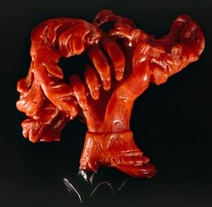 Main avec parchemin : petit objet en corail