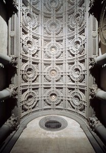 Vue intérieure du plafond voûté du vestibule de l