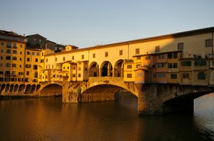 Italie, Florence, lever de soleil tôt le matin sur le Ponte Vecchio à l