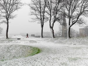 Figure solitaire marchant dans la forteresse de Copenhague pendant une tempête de neige, Danemark, 2022 (photo)