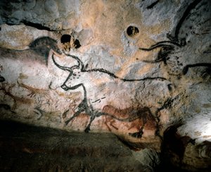 Art paléolithique de taureaux, cerfs et chevaux sur les murs de calcite de la grotte de Lascaux, France