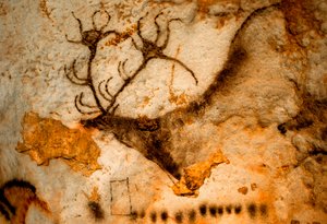 Peinture préhistorique de cerf rouge avec des bois à neuf branches dans la grotte de Lascaux, France