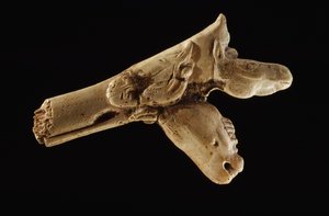 Lanceur de javelot à trois têtes, un bâton de corne préhistorique - Sisse Brimberg
