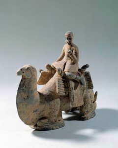 Civilisation sogdienne : chameau et transport de soie. Statue funéraire en terre cuite. Ve ou VIe siècle. Paris, Musée Cernuschi - Sogdian Sogdian