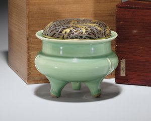 Grand brûle-parfum tripode Longquan céladon avec couvercle en métal partiellement doré japonais