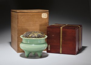 Grand brûle-parfum tripode Longquan céladon avec couvercle en métal partiellement doré japonais - Southern Song Dynasty Chinese School