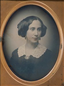 Jeune femme portant un col en dentelle et une broche