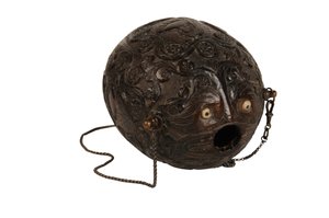 Flasque à poudre en noix de coco sculptée, coloniale espagnole, c.1800 - Spanish School