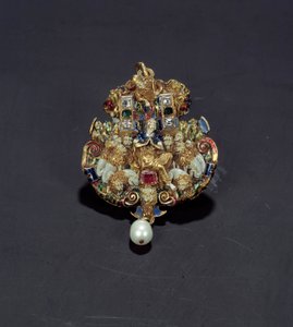 Bijoux : pendentif en diamant, émail sur or rond, émeraude et perle représentant Daniel dans la fosse aux lions. 1550-1600. D
