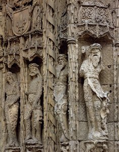 Détail sculptural du jambage gauche de la façade d