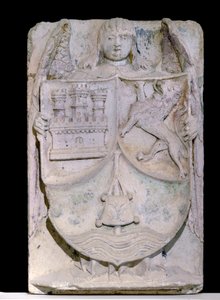 Écusson espagnol du 14ème siècle : armoiries de Castille et Léon, le bâton de pèlerin évoque Saint Jacques de Compostelle, conservé dans l