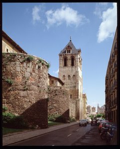Vue de la basilique et des murs romains