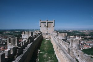 Vue des murs du château et du donjon