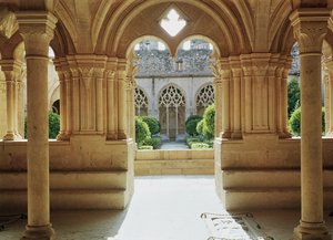 Vue vers le cloître depuis la salle capitulaire, 12e-13e siècle