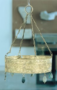 Couronne votive du trésor de Guarrazar (or et pierres précieuses) - Spanish School