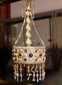 Couronne votive du Roi Recesvinth (r.652-72) du Trésor de Guarrazar, c.670 - Spanish School