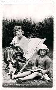Gladys Cooper 1888-1971, actrice anglaise, avec sa fille Joan, début du 20ème siècle - Sport and General