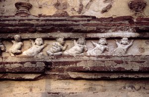 Relief représentant des nains sur l