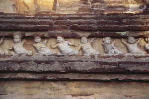 Relief représentant des nains sur l