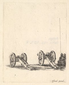 Deux canons, deux soldats vus de dos assis à droite, de 