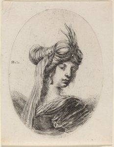Femme avec un turban à plumes et un voile, tournée vers la droite