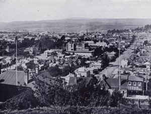 Launceston : Vue depuis Upper Brisbane Street, surplombant Brisbane et Paterson Streets, State High School au centre - Stephen Spurling