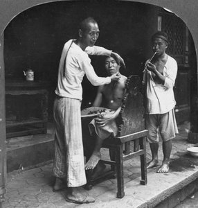 Un barbier chinois à Bhamo, Birmanie, 1908