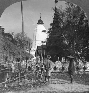 Pagode en forme de parapluie, Bhamo, Birmanie, 1908