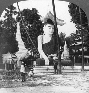 Statue de Bouddha, Pagode Shwedagon, Rangoon, Birmanie, 1908 - Stereo Travel Co
