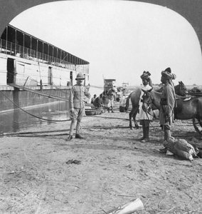Officier anglais et soldats indigènes, Bhamo, Birmanie, 1908 - Stereo Travel Co