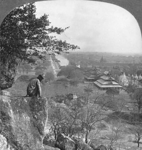 Vue générale de Mandalay, Birmanie, montrant le mur du fort