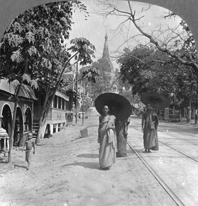 Route de la pagode vers la pagode Shwedagon, Rangoon, Birmanie, 1908 - Stereo Travel Co