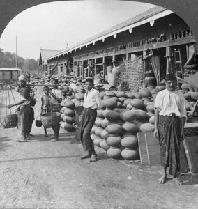 Boutique de poterie dans une rue de Mandalay, Birmanie, 1908 - Stereo Travel Co