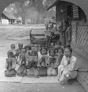 École de village et enseignant, Amarapura, Birmanie, 1908 - Stereo Travel Co