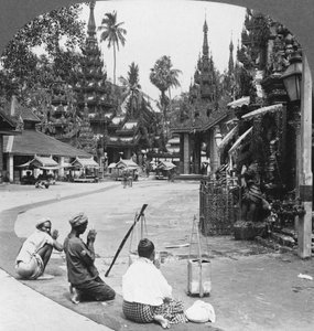 Adoration devant une idole, Pagode Shwedagon, Rangoon, Birmanie, 1908 - Stereo Travel Co