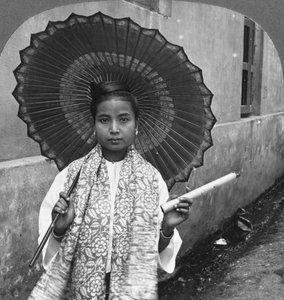 Jeune femme birmane tenant un énorme cigare, Rangoon, Birmanie