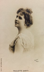 Portrait de la chanteuse française Paulette de Bardy, connue sous le nom de Paulette Darty; carte postale