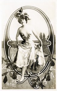 Q : Marcelle Yrven, actrice française - Théâtres : Palais Royal, Folies dramatiques, Paris - Alphabet en carte postale - Studio Reutlinger